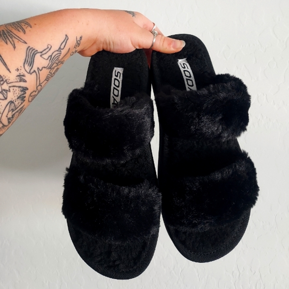 Size 7 black shaggy fluff retro 70s tillys platform sandals 👡
